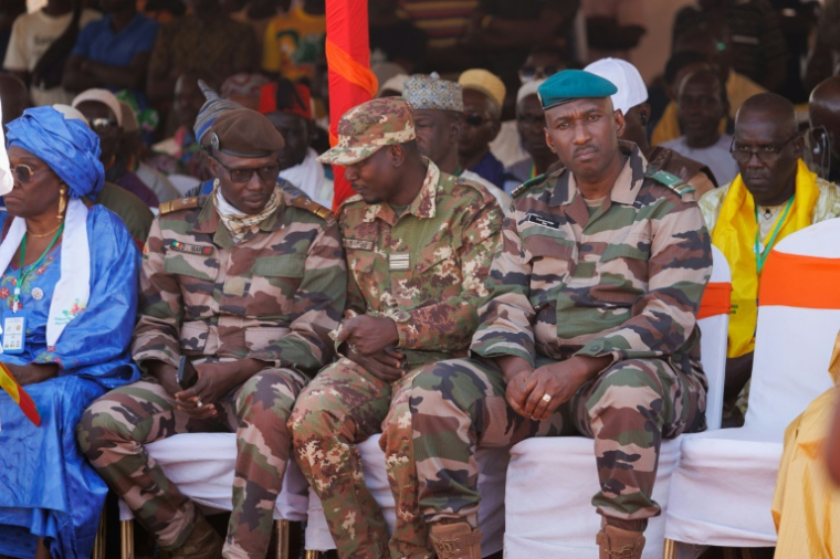 Des officiers maliens assistent à une cérémonie célébrant le retrait de leur pays de la Cedeao, le 28 janvier 2025 à Kurukanfuga (Mali) ( AFP / Gousno )