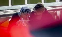 L’ex-otage suisse Claudia Abbt (à gauche), accueillie avec des fleurs à son arrivée à l’aéroport de Belp, près de Berne, en Suisse, le 22 octobre 2026 ( AFP / Fabrice COFFRINI )