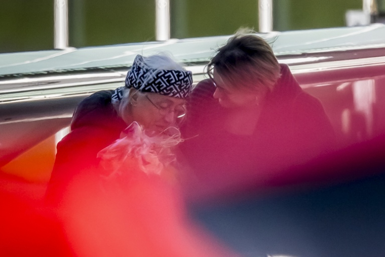 L’ex-otage suisse Claudia Abbt (g), accueillie avec des fleurs à son arrivée à l’aéroport de Belp, près de Berne, en Suisse, le 22 octobre 2026 ( AFP / Fabrice COFFRINI )