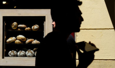 Des gens passent devant une boulangerie, à Barcelone, Espagne