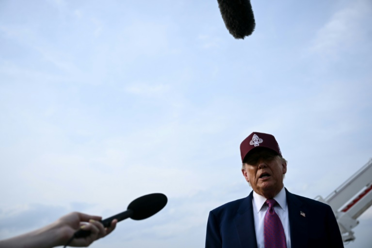 Le président américain Donald Trump s'adresse aux journalistes après avoir débarqué d'Air Force One à la base Andrews, dans le Maryland, le 10 juin 2025, de retour à la Maison Blanche ( AFP / Brendan SMIALOWSKI )