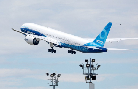 Un Boeing 777X en vol d'essai, à Everett, Washington, en 2024 (illustration) ( POOL / JENNIFER BUCHANAN )
