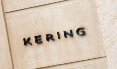 Le logo du groupe de luxe français Kering est visible au siège de l'entreprise à Paris, France