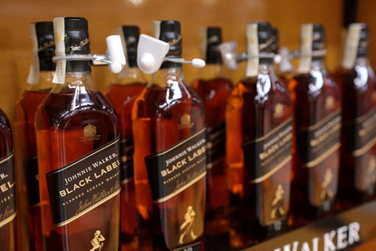 Des bouteilles de Johnnie Walker dans un rayon de supermarché