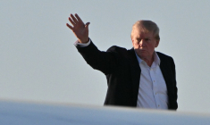 Donald Trump à West Palm Beach, aux États-Unis, le 2 mars 2025. ( AFP / ROBERTO SCHMIDT )