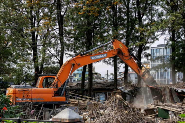 Une pelleteuse entame la démolition des bidonvilles abritant des milliers de personnes le long des berges de la capitale népalaise Katmandou, le 25 avril 2026 ( AFP / PRABIN RANABHAT )