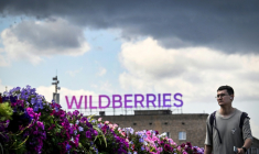 Un homme passe devant l'enseigne de Wildberries à Moscou le 27 juillet 2026 ( AFP / Alexander NEMENOV )