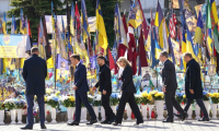 (g-d) Le chancelier allemand Friedrich Merz, le président français Emmanuel Macron, le président ukrainien Volodymyr Zelensky, son épouse Olena Zelenska, le Premier ministre britannique Keir Starmer et le Premier ministre polonais Donald Tusk rendent hommage aux victimes de la guerre au Mémorial des morts de la place de l'Indépendance (Maidan) à Kiev, le 10 mai 2025 ( POOL / Stefan Rousseau )