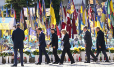 (g-d) Le chancelier allemand Friedrich Merz, le président français Emmanuel Macron, le président ukrainien Volodymyr Zelensky, son épouse Olena Zelenska, le Premier ministre britannique Keir Starmer et le Premier ministre polonais Donald Tusk rendent hommage aux victimes de la guerre au Mémorial des morts de la place de l'Indépendance (Maidan) à Kiev, le 10 mai 2025 ( POOL / Stefan Rousseau )