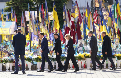 (g-d) Le chancelier allemand Friedrich Merz, le président français Emmanuel Macron, le président ukrainien Volodymyr Zelensky, son épouse Olena Zelenska, le Premier ministre britannique Keir Starmer et le Premier ministre polonais Donald Tusk rendent hommage aux victimes de la guerre au Mémorial des morts de la place de l'Indépendance (Maidan) à Kiev, le 10 mai 2025 ( POOL / Stefan Rousseau )