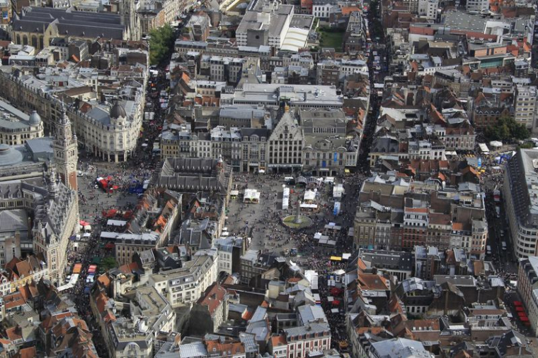 Une vue aérienne montre la Grand Place et les toits des immeubles d'habitation à Lille
