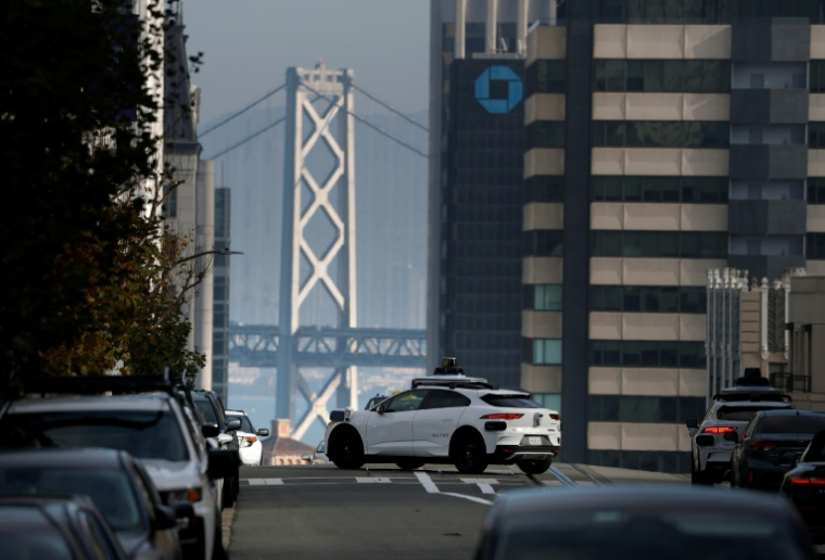 Un robotaxi Waymo dans les rues de San Francisco aux Etats-Unis le 8 décembre 2025 ( GETTY IMAGES NORTH AMERICA / JUSTIN SULLIVAN )