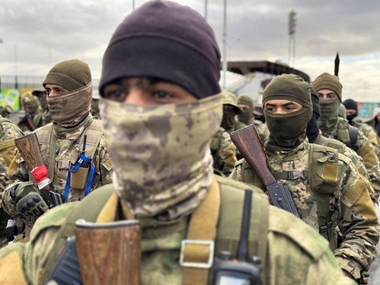 Un défilé militaire, après l'éviction du président syrien Bachar al-Assad, à Damas en Syrie