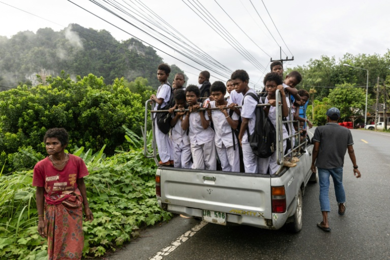 Des enfant de l'ethnie des Maniqs sont conduits à l'école le 15 août 2025 à Satun, dans le sud de la Thaïlande ( Courtesy of Luke Duggleby / Luke Duggleby )