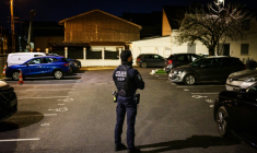 Un agent de police municipale patrouille dans la cité Gabriel-Péri à Saint-Denis, en banlieue nord de Paris, le 22 janvier 2026 ( AFP / Dimitar DILKOFF )