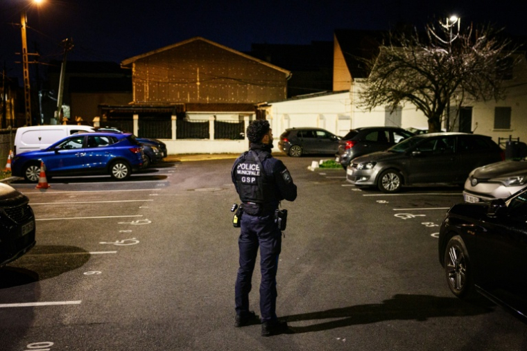 Un agent de police municipale patrouille dans la cité Gabriel-Péri à Saint-Denis, en banlieue nord de Paris, le 22 janvier 2026 ( AFP / Dimitar DILKOFF )