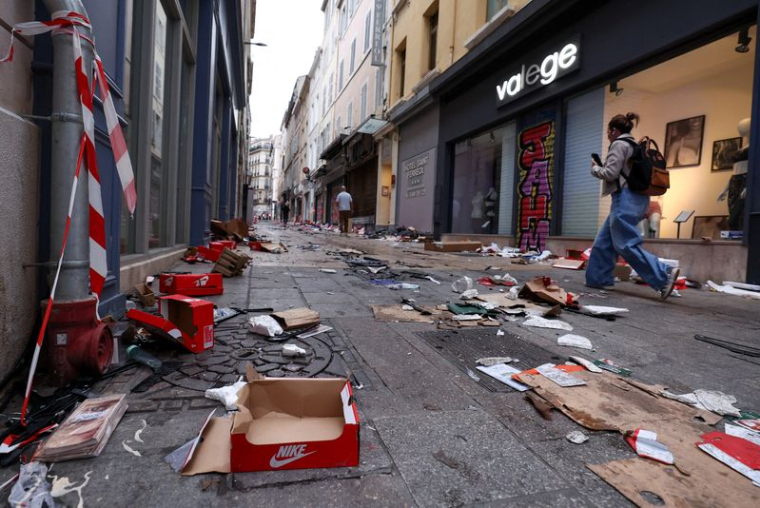 Conséquences des affrontements survenus lors d'une journée nationale de manifestations contre le coût de la vie et la hausse des prix des carburants, à Marseille