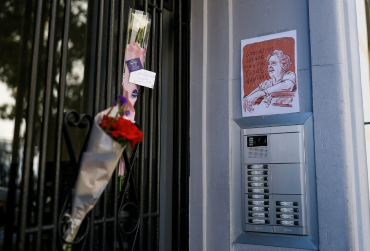Des fleurs déposées à l'entrée de l'ancien immeuble de la retraitée Maricarmen Abascal, expulsée de son logement et décédée la veille, le 8 septembre 2026 à Madrid ( AFP / Oscar DEL POZO )