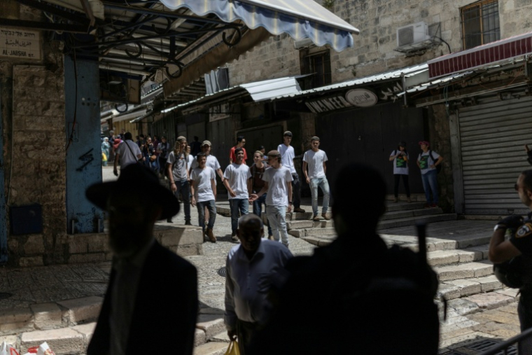 Des colons israéliens dans la Vieille ville, lors du défilé de la Journée de Jérusalem, le 14 mai 2026 ( AFP / ilia YEFIMOVICH )