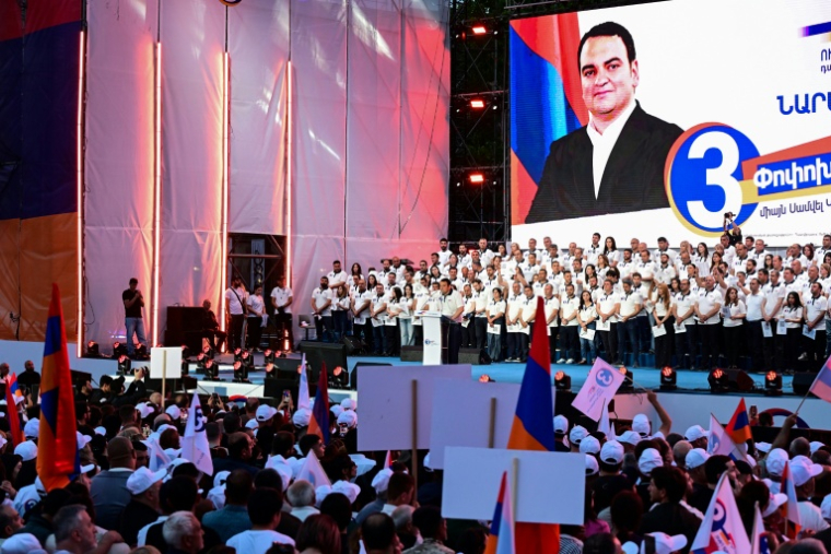 Les soutiens de l'homme d'affaires russo-arménien Samvel Karapetyan lors d'un meeting de campagne le 3 juin 2026 à Erevan en Arménie ( AFP / Karen MINASYAN )