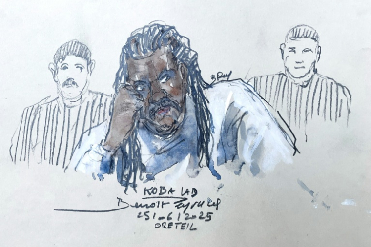 Croquis d'audience du 25 juin 2025 montrant le rappeur français Koba LaD au tribunal de Créteil, dans le Val-de-Marne ( AFP / Benoit PEYRUCQ )