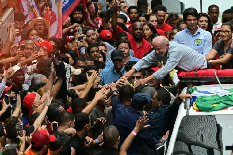 le président brésilien de gauche Luiz Inacio Lula da Silva salue ses partisans lors d'un meeting de campagne à Rio, le 2 octobre 2026  ( AFP / Pablo PORCIUNCULA )