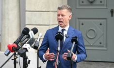 Le Premier ministre élu de Hongrie, Peter Magyar, devant le palais présidentiel de Budapest le 15 avril 2026 ( AFP / Attila KISBENEDEK )