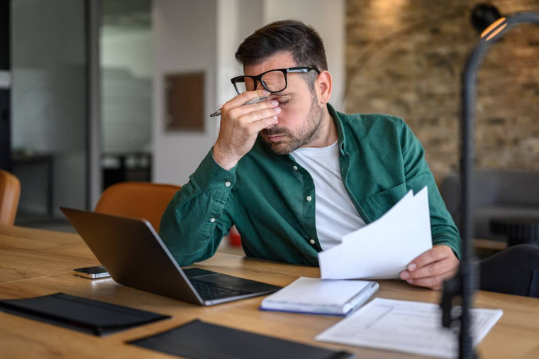 Devis et facture : que faire en cas de dépassement des coûts ? / iStock.com - Moon Safari