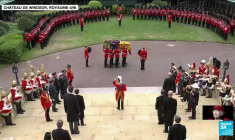Funérailles d'Elizabeth II : le cercueil entre dans la chapelle Saint-Georges