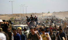 Des Palestiniens revenant d'un site de distribution d'aide de la Fondation humanitaire à Gaza (GHF) soutenue par Israël et les Etats-Unis, dans le centre de la Bande de Gaza, le 3 août 2025 ( AFP / Eyad BABA )