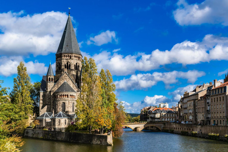 Le gouvernement a lancé une souscription pour préserver le patrimoine religieux. Vous bénéficiez d’une réduction d’impôt de 75% dans la limite de 1000 euros. ( crédit photo : Shutterstock )