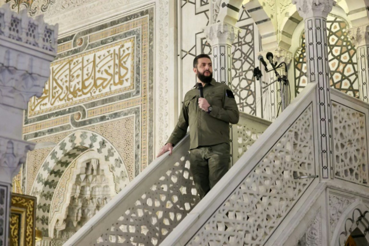 Photo de l'agence de presse officielle Sana montrant le président syrien Ahmad al-Chareh lors d'un discours à la mosquée des Omeyyades à Damas, le 8 décembre 2025 ( SANA / Handout )