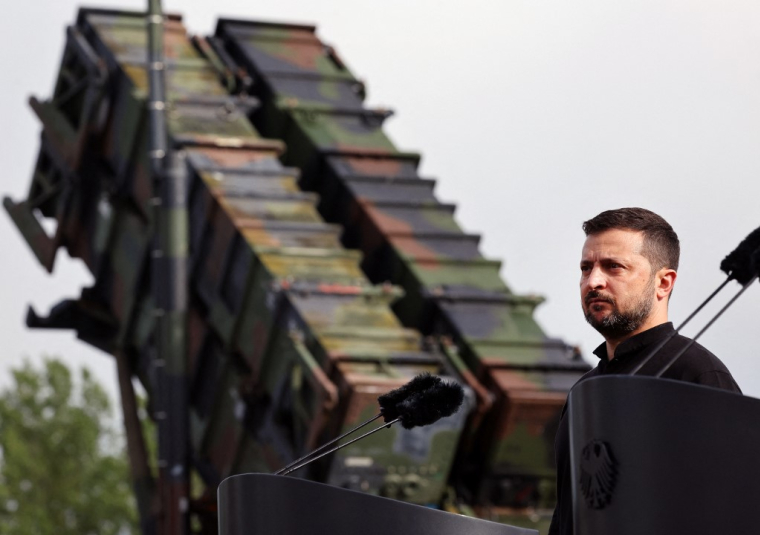 Volodymyr Zelensky, en Allemagne, à côté d'un système Patriot ( POOL / JENS BUTTNER )