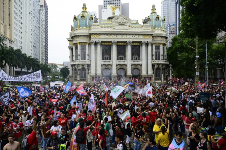 Des partisans du président de gauche Lula manifestent contre l'extrême droite à Rio de Janeiro, le 7 octobre 2026 ( AFP / Pablo PORCIUNCULA )