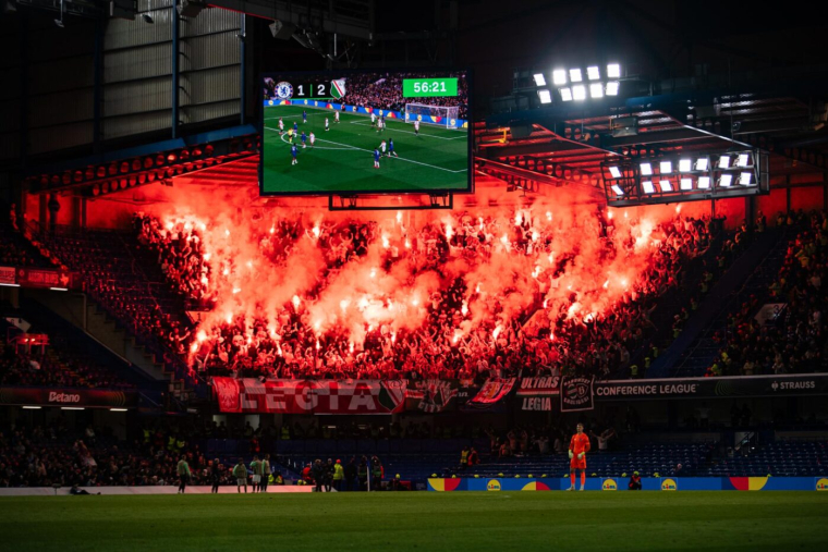 Les ultras du Legia ont mis le feu dans les tribunes de Stamford Bridge