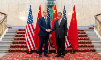Le secrétaire américain au Trésor, Scott Bessent (g), et le vice-Premier ministre chinois, He Lifeng, lors d'une rencontre pour des discussions commerciales au Palais de Lancaster House à Londres, le 9 juin 2025 ( Département du Trésor américain / HANDOUT )