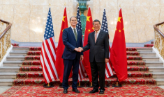 Le secrétaire américain au Trésor, Scott Bessent (g), et le vice-Premier ministre chinois, He Lifeng, lors d'une rencontre pour des discussions commerciales au Palais de Lancaster House à Londres, le 9 juin 2025 ( Département du Trésor américain / HANDOUT )