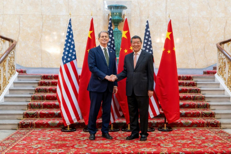 Le secrétaire américain au Trésor, Scott Bessent (g), et le vice-Premier ministre chinois, He Lifeng, lors d'une rencontre pour des discussions commerciales au Palais de Lancaster House à Londres, le 9 juin 2025 ( Département du Trésor américain / HANDOUT )