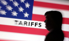 L'illustration montre un modèle imprimé en 3D du président américain Trump et un motif du drapeau américain avec le mot "tarifs"