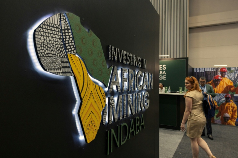 Des délégués déambulent dans le hall des exposants du Centre international de conventions du Cap (Afrique du Sud) lors de la 32e édition de l'African Mining Indaba, le 10 février 2026 ( AFP / GIANLUIGI GUERCIA )