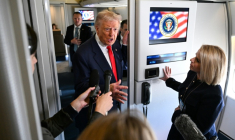 Le président américain Donald Trump répond à des journalistes à bord de l'avion présidentiel Air Force One avant son départ de la base aérienne d'Andrews, près de Washington, le 31 octobre 2025 ( AFP / ROBERTO SCHMIDT )