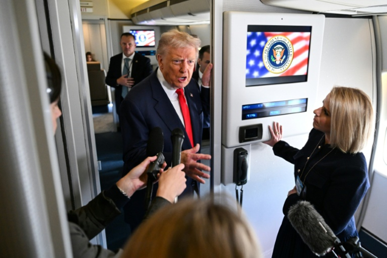 Le président américain Donald Trump répond à des journalistes à bord de l'avion présidentiel Air Force One avant son départ de la base aérienne d'Andrews, près de Washington, le 31 octobre 2025 ( AFP / ROBERTO SCHMIDT )