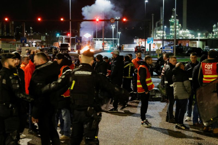 Photo des forces de l'ordre et et des salariés grévistes à la raffinerie de Gonfreville