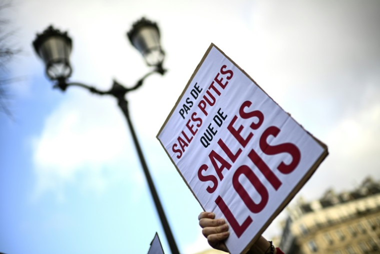 Manifestation organisée par des travailleuses du sexe à Paris le 17 décembre 2020  ( AFP / Christophe ARCHAMBAULT )