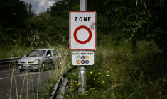 Un panneau de signalisation d'une zone à faibles émissions (ZFE) à Mérignac, près de Bordeaux, le 21 mai 2025 en Gironde ( AFP / Philippe LOPEZ )