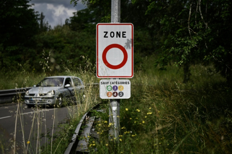Un panneau de signalisation d'une zone à faibles émissions (ZFE) à Mérignac, près de Bordeaux, le 21 mai 2025 en Gironde ( AFP / Philippe LOPEZ )
