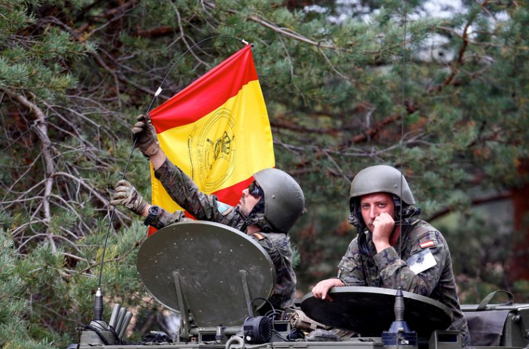 Des soldats de l'armée espagnole avec leur véhicule de combat blindé Pizarro participent à l'exercice militaire Namejs 2018 à Adazi