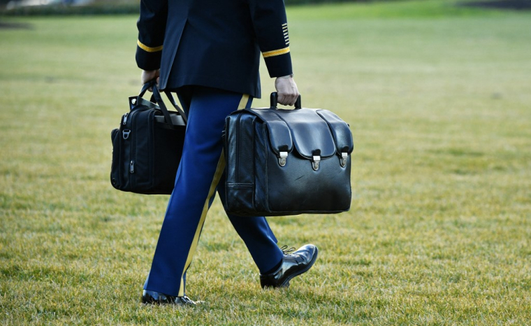 Un militaire transportant les malettes nucléaires américaines à Washington, aux États-Unis, le 20 janvier 2021. ( AFP / MANDEL NGAN )