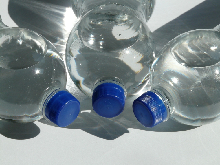Les bouteilles d'eau devraient bientôt coûter plus cher en supermarché. (Hans / Pixabay)