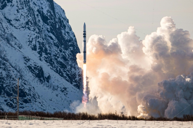 Photo fournie le 30 mars 2025 par la société spatiale allemande Isar Aerospace montrant le lancement de sa fusée "Spectrum", qui a explosé quelques secondes après son décollage, au centre spatial d'Andøya en Norvège ( Isar Aerospace / Brady KENNISTON )